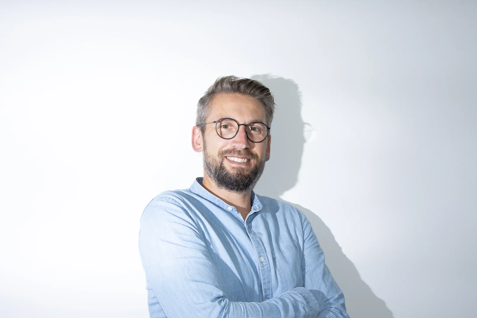 Ansprechpartnerbild von Geschäftsführer Erik Wend, der freundlich in die Kamera lächelt