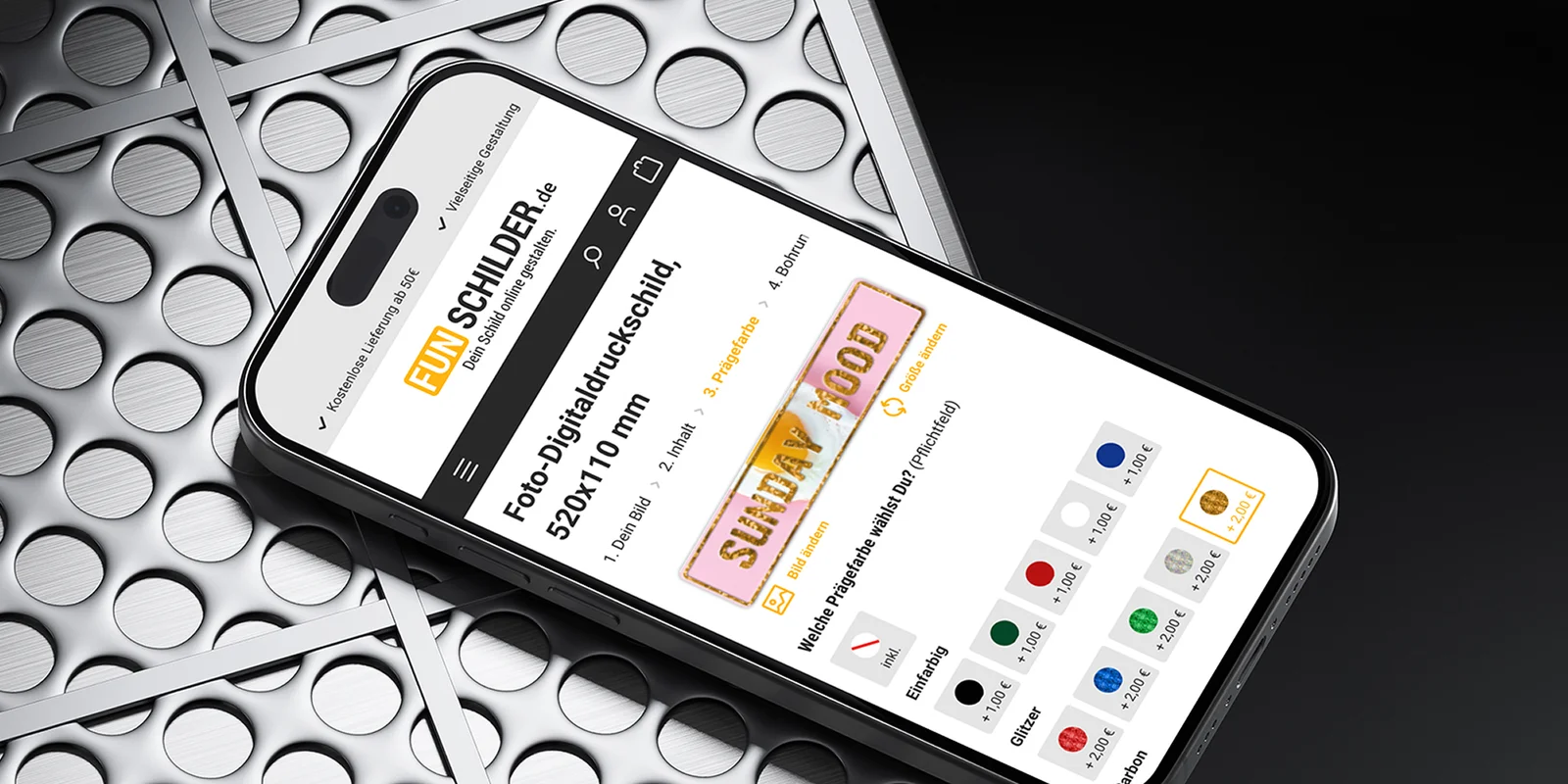 Smartphone auf metallischem Hintergrund mit geöffnetem Funschilder.de Onlineshop und Funschild-Konfigurator