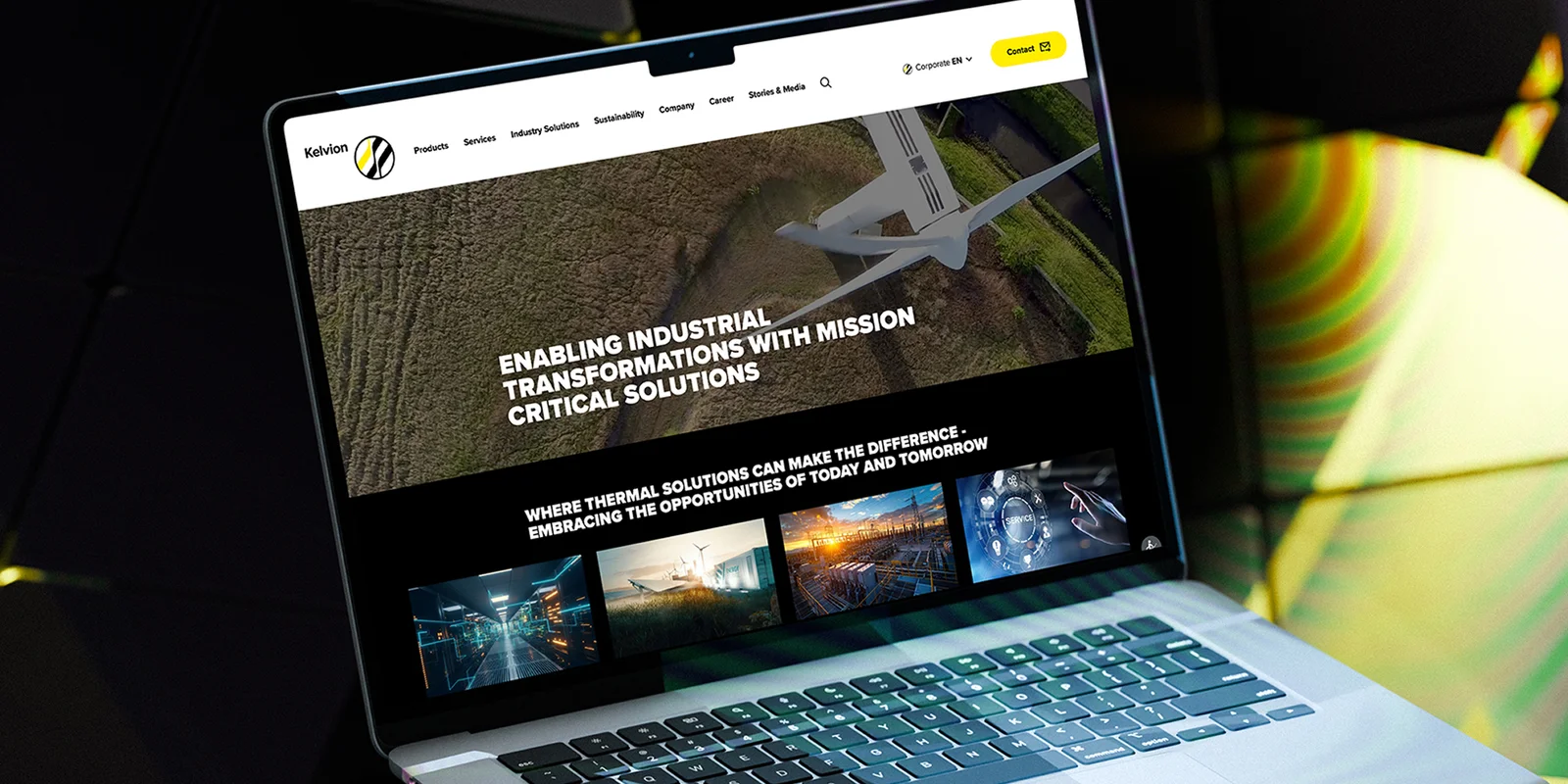 Laptop mit geöffneter Kelvion Website zeigt Startseite mit einem Windrad aus Vogelperspektive