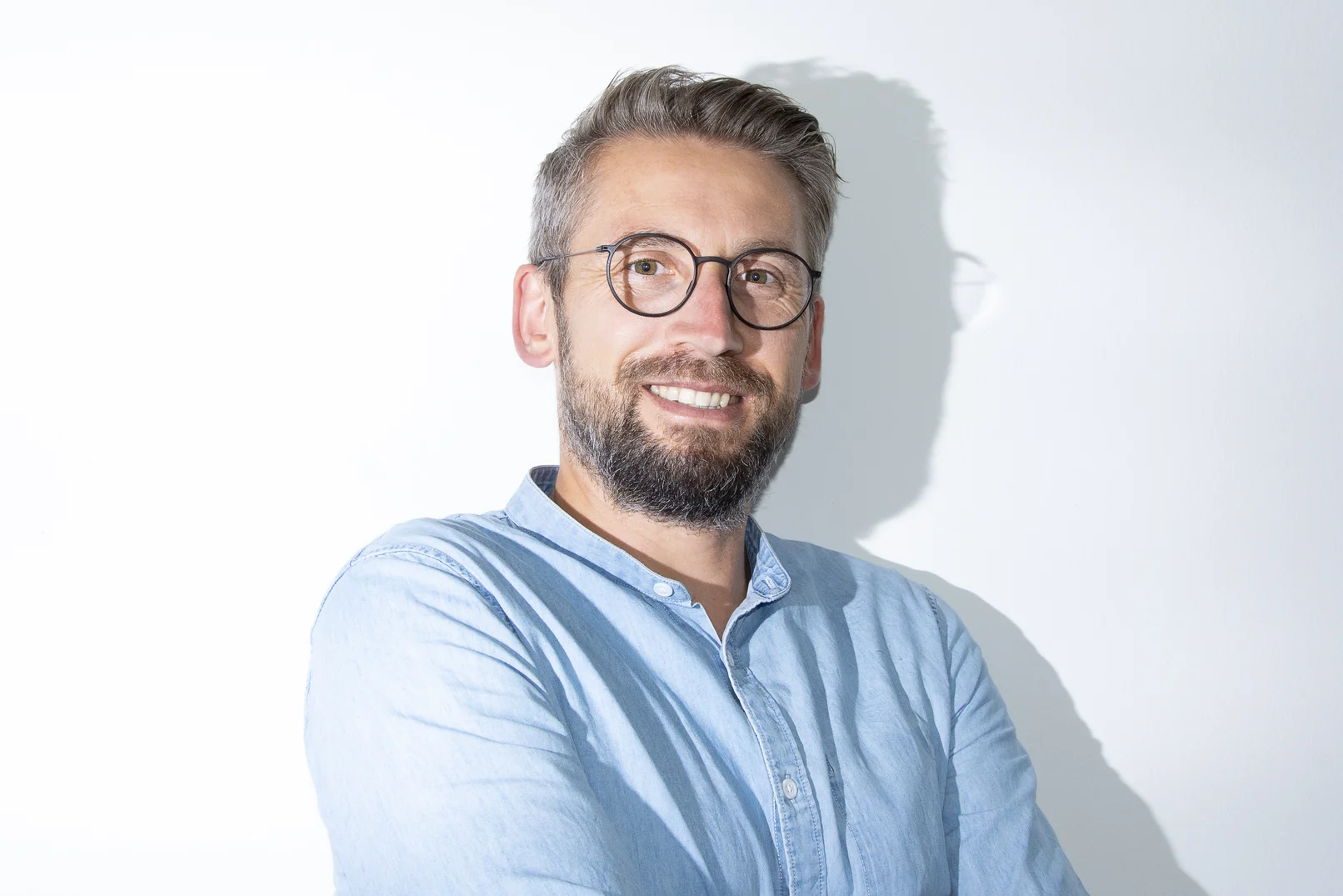 Ansprechpartnerbild von Geschäftsführer Erik Wend, der freundlich in die Kamera lächelt