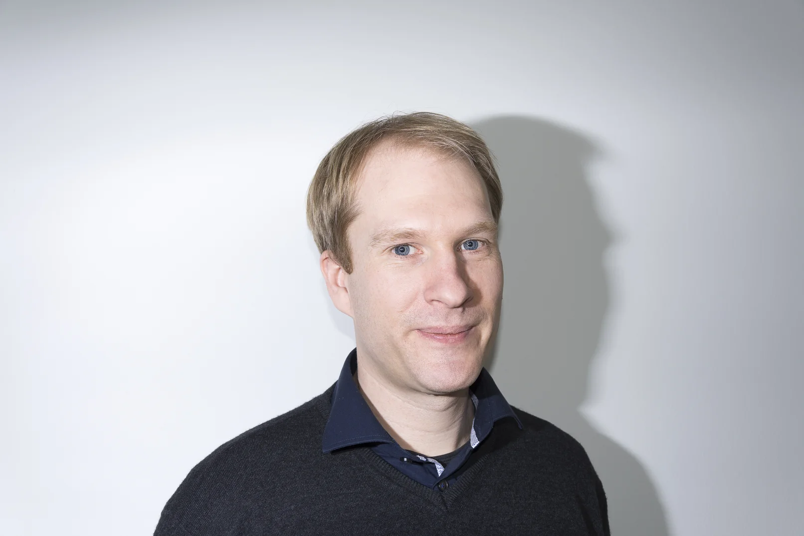 Ansprechpartnerbild von Thomas Theuerkauf, der freundlich in die Kamera schaut