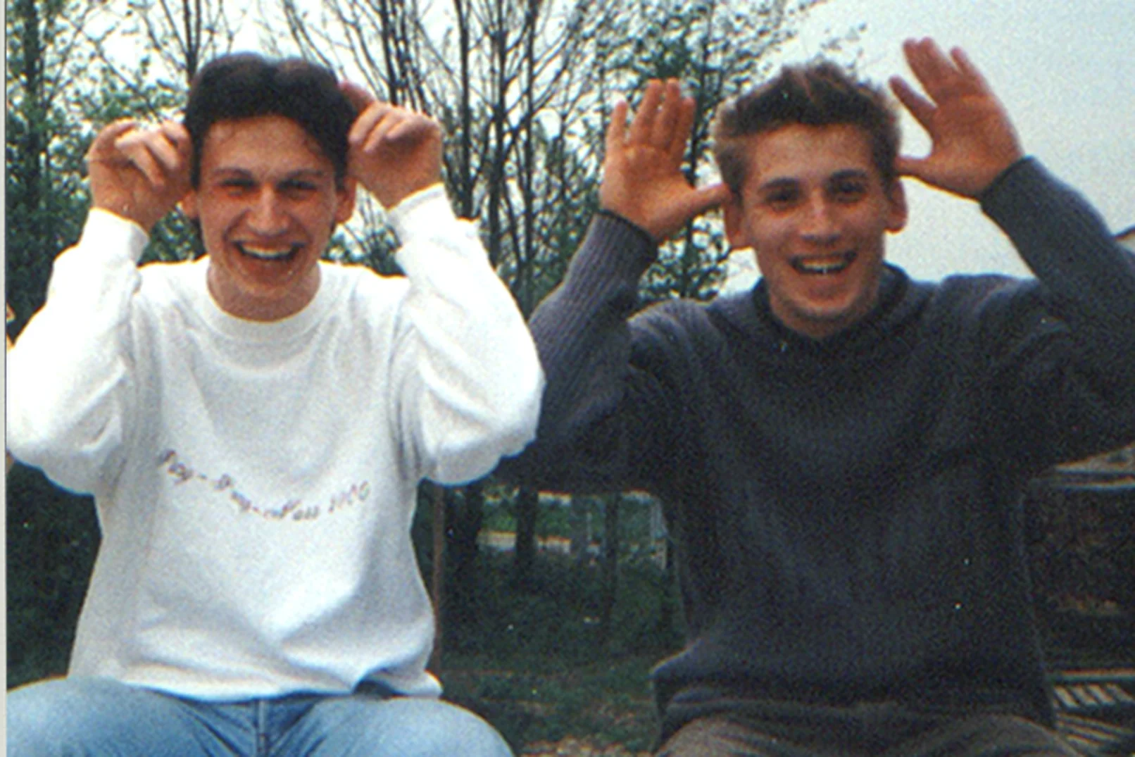 Zwei Männer die lachen und Grimassen machen